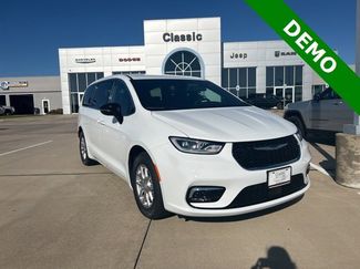 New 2026 Chrysler Pacifica Select video 1