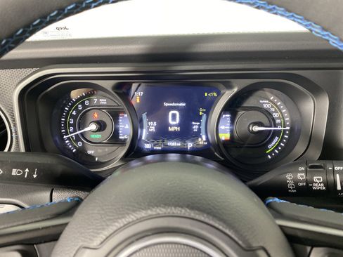 Used 2025 Jeep Wrangler Unlimited Rubicon 4xe w/ Convenience Group AWD/4WD image 22