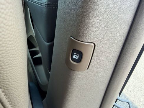 Used 2016 Chrysler Town & Country Touring image 18