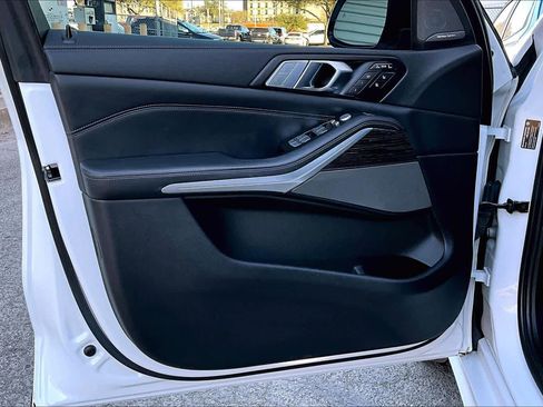 Used 2022 BMW X7 M50i image 21