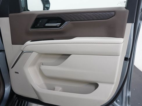 Used 2025 GMC Yukon Denali w/ Sun & Power Step Package AWD/4WD image 12