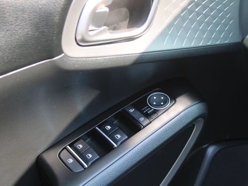 Certified 2025 Kia Soul LX w/ LX Technology Package FWD image 18
