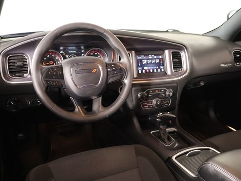 Used 2018 Dodge Charger SXT image 2