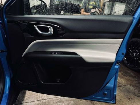 Used 2025 Jeep Compass Limited image 13