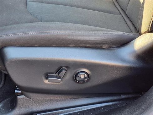 Used 2023 Chrysler Pacifica Touring image 12