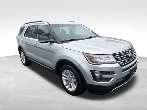Used 2016 Ford Explorer XLT w/ Equipment Group 201A image 6