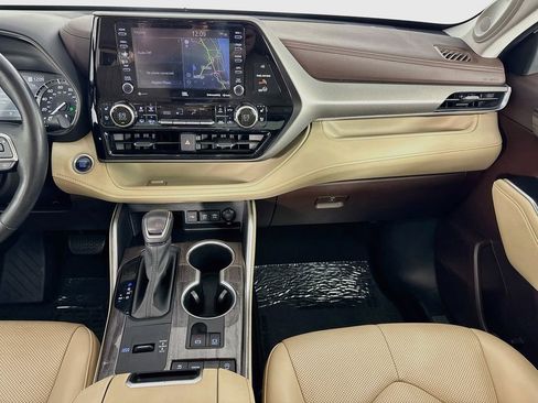 Used 2020 Toyota Highlander Limited FWD image 28