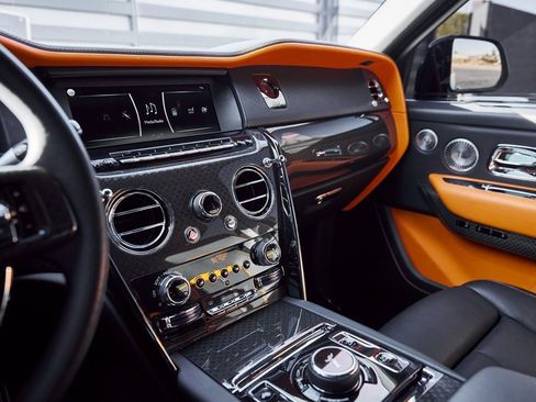 Used 2022 Rolls-Royce Cullinan Black Badge w/ Dark Exterior Package image 59