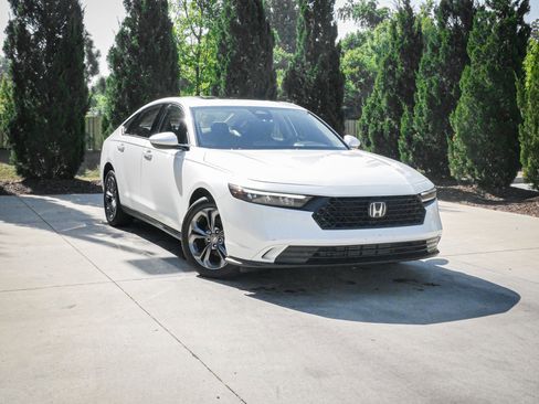 Used 2023 Honda Accord EX image 2