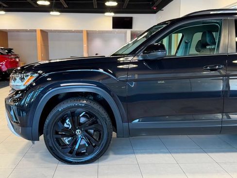 Used 2023 Volkswagen Atlas SE w/ Black Wheel Package FWD image 8