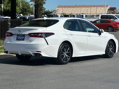 Used 2023 Toyota Camry SE image 4