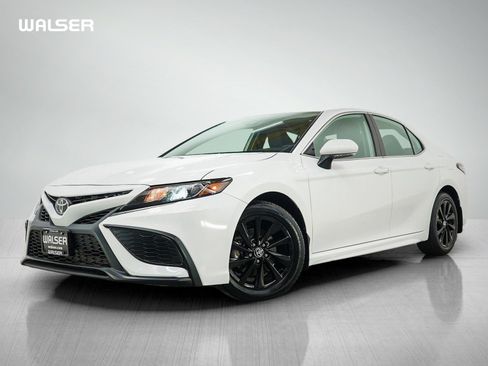 Used 2024 Toyota Camry SE image 1