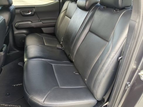 Used 2019 Toyota Tacoma TRD Off-Road AWD/4WD image 16