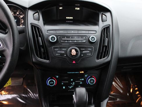 Used 2018 Ford Focus SE w/ SE Appearance Package image 13