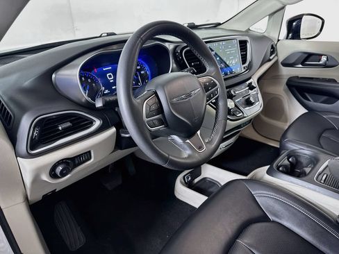 Used 2024 Chrysler Pacifica Touring-L FWD image 9