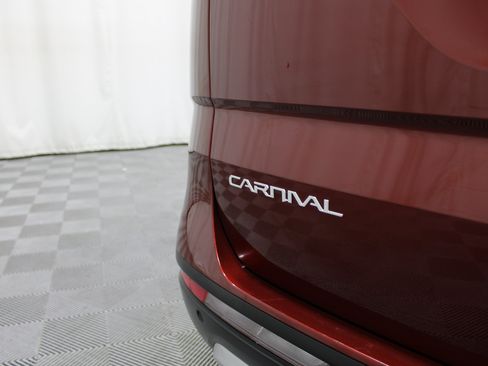 Used 2023 Kia Carnival EX FWD image 29