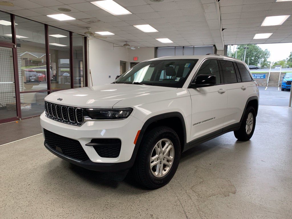 Used 2023 Jeep Grand Cherokee Laredo w/ Luxury Tech Group I AWD/4WD image 3
