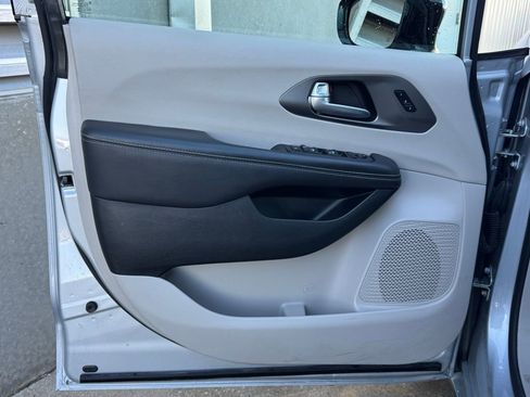 Used 2024 Chrysler Pacifica Touring-L image 12