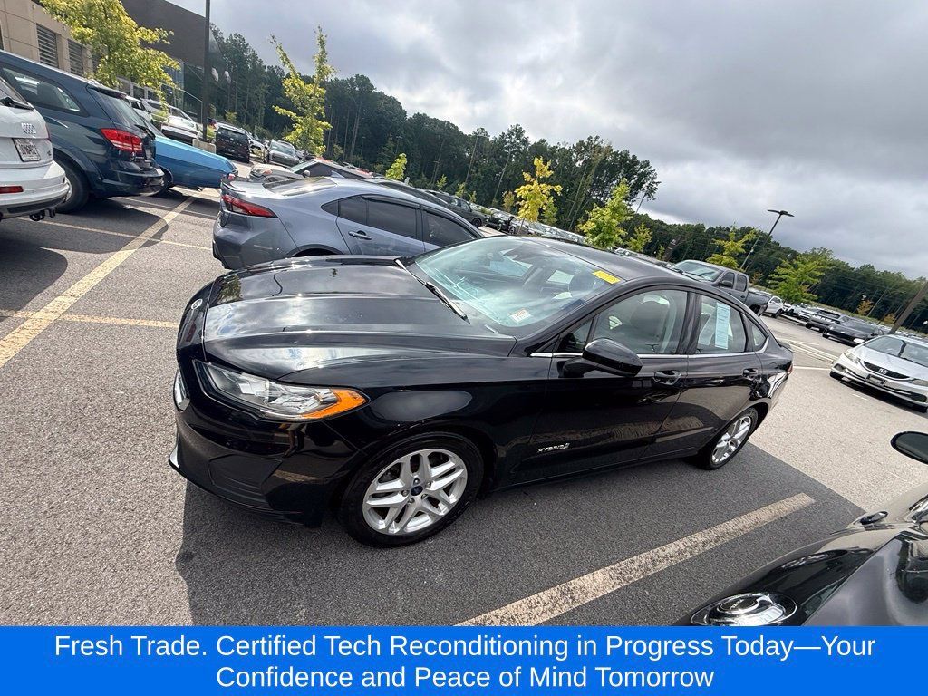 Used 2019 Ford Fusion SE FWD image 2