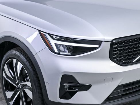 Used 2025 Volvo XC40 B5 Plus image 38