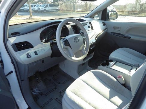 Used 2014 Toyota Sienna LE image 18