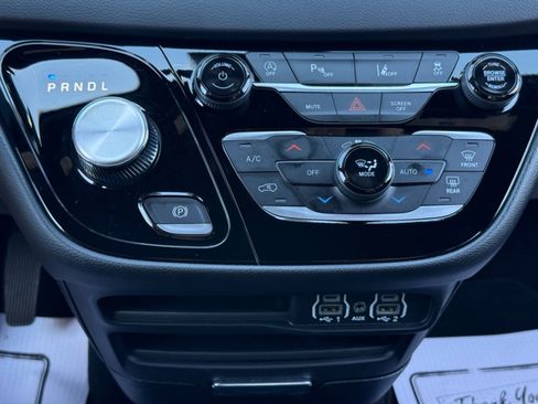 Used 2025 Chrysler Pacifica Select FWD image 16