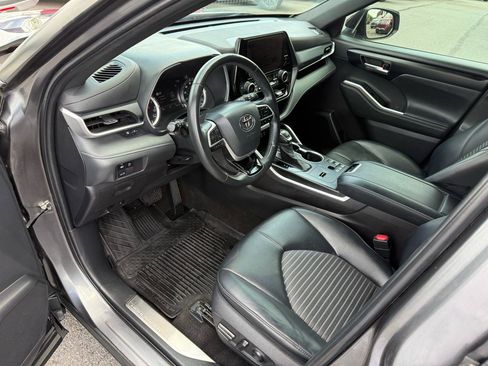 Used 2023 Toyota Highlander XSE FWD image 13
