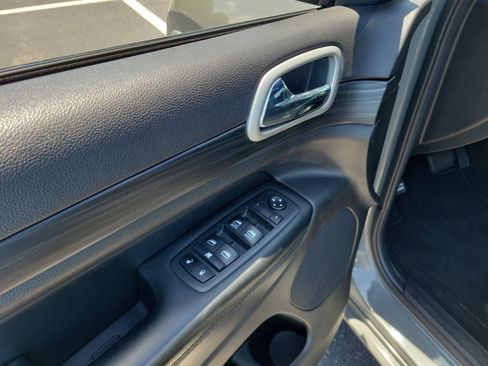 Used 2021 Jeep Grand Cherokee Laredo X AWD/4WD image 21