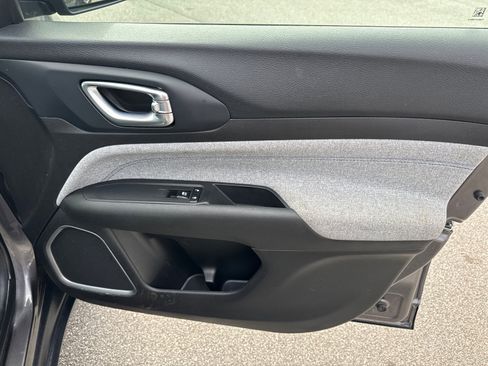 Used 2024 Jeep Compass Latitude image 14