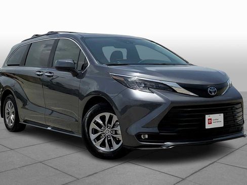 Used 2025 Toyota Sienna XLE FWD image 2