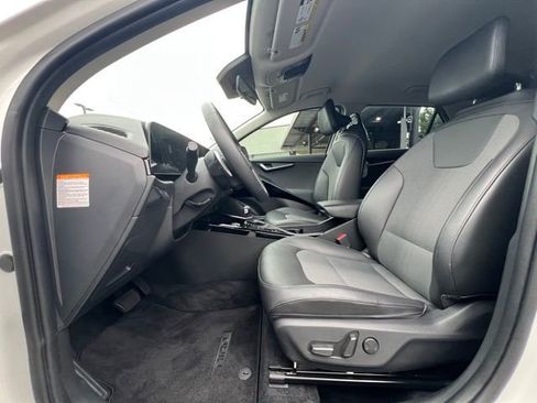 Certified 2023 Kia Niro EX image 18