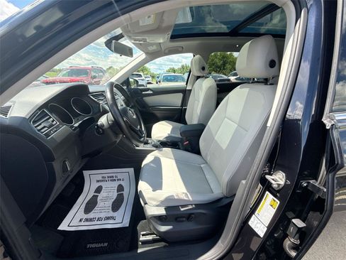 Used 2018 Volkswagen Tiguan SEL AWD/4WD image 16