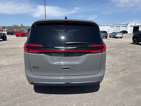 Used 2025 Chrysler Pacifica Select FWD image 10