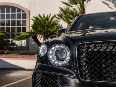 Used 2025 Bentley Bentayga V8 image 34