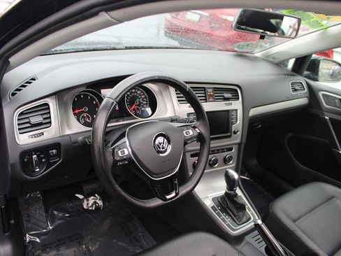 Used 2017 Volkswagen Golf SE image 19