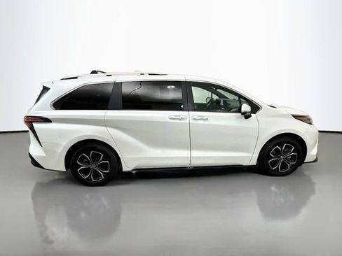 Used 2025 Toyota Sienna Platinum AWD/4WD image 8