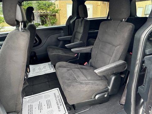 Used 2017 Dodge Grand Caravan SE image 12