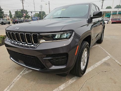 Used 2023 Jeep Grand Cherokee Laredo AWD/4WD image 7