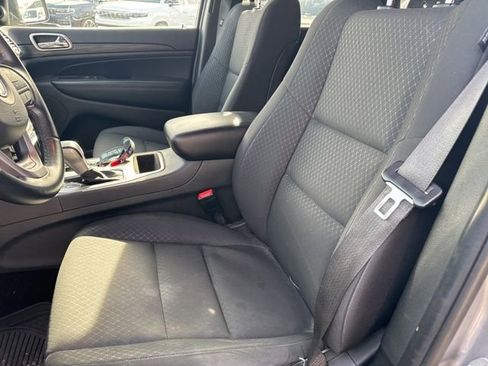 Used 2019 Jeep Grand Cherokee Laredo image 9