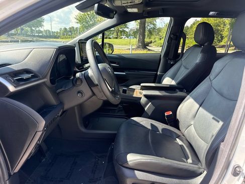 Used 2025 Toyota Sienna Limited FWD image 12