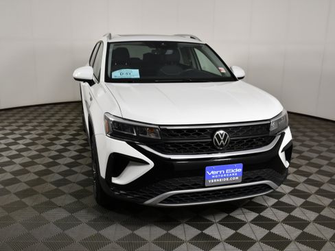 Used 2023 Volkswagen Taos SE AWD/4WD image 3