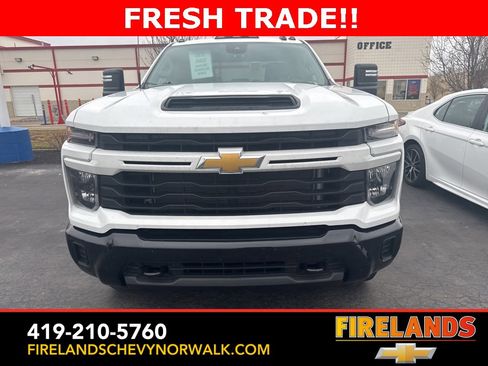 Used 2024 Chevrolet Silverado 2500 Custom w/ Custom Value Package image 2