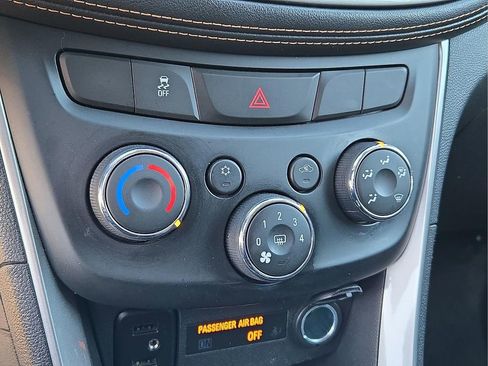 Used 2018 Chevrolet Trax LT w/ LT Convenience Package image 17