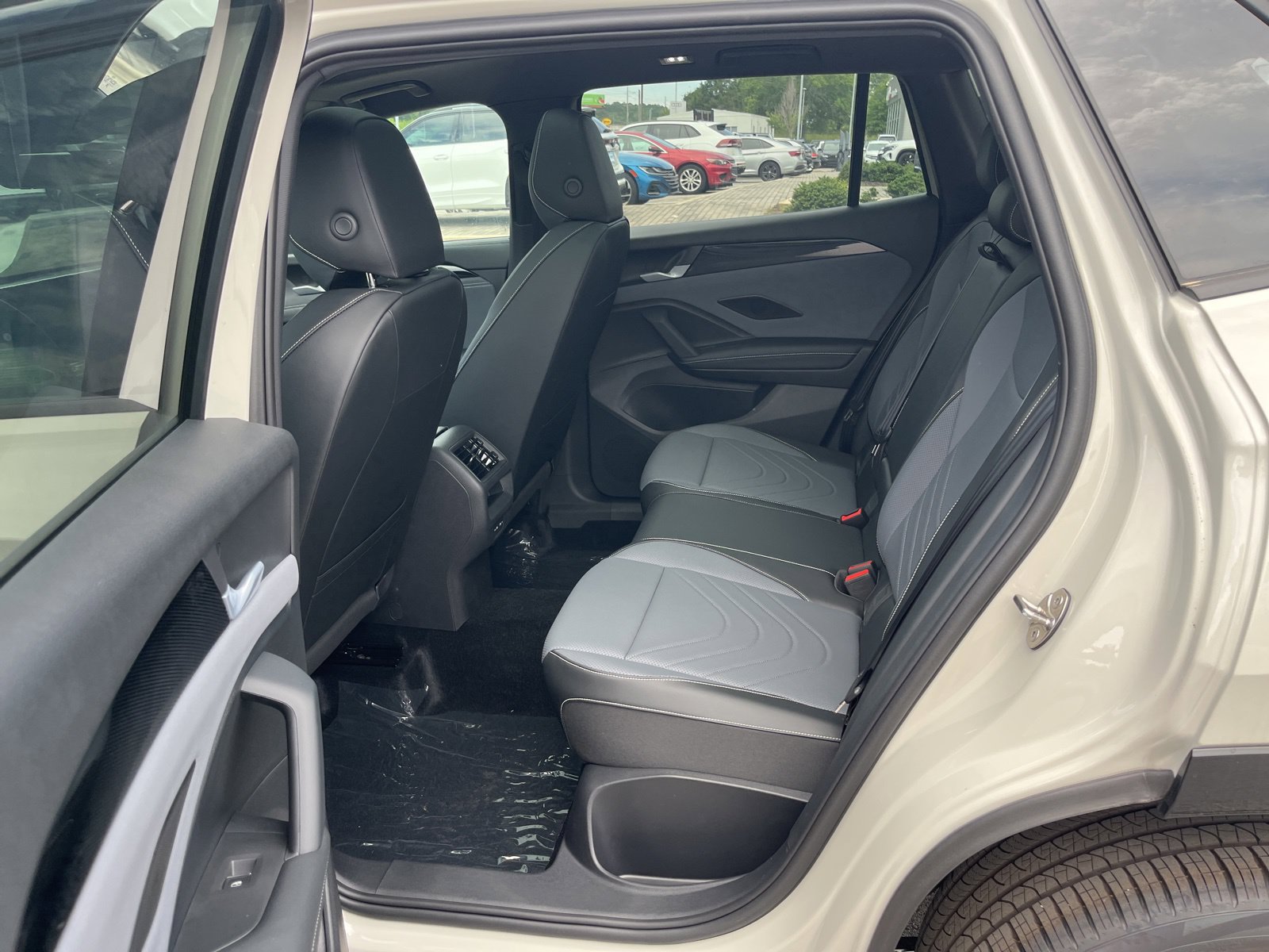 New 2026 Volkswagen Tiguan SE R-Line AWD/4WD image 16