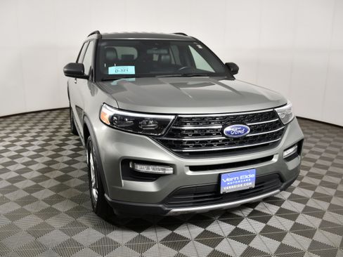 Used 2020 Ford Explorer XLT w/ Equipment Group 202A AWD/4WD image 3