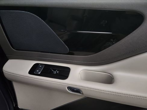 Used 2023 Lincoln Aviator AWD w/ Premium Package image 16