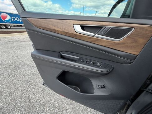 Used 2024 Volkswagen Atlas SE image 18