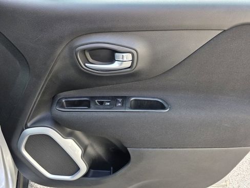 Used 2019 Jeep Renegade Latitude w/ Cold Weather Group image 13