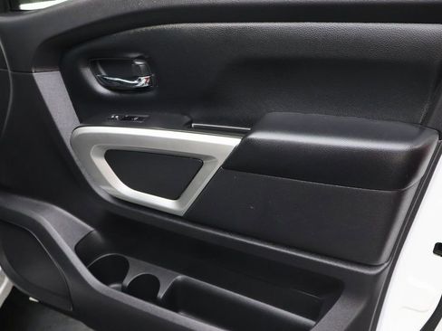 Used 2022 Nissan Titan SV image 12