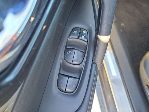 Used 2017 Nissan Rogue SV w/ Midnight Edition image 14